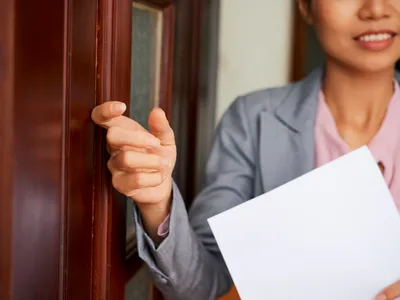 Service, woman knocking on door